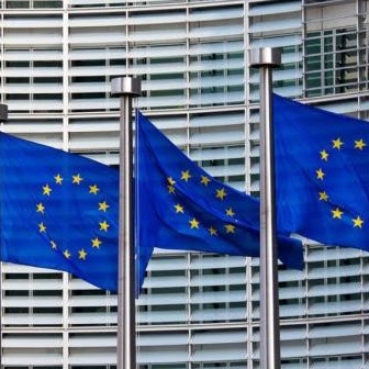 Commissione europea bandiere 700x336